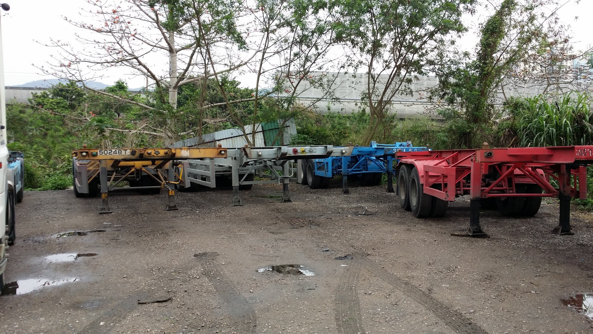 元朗屏山山下村必達車場內的貨櫃拖架停放情況