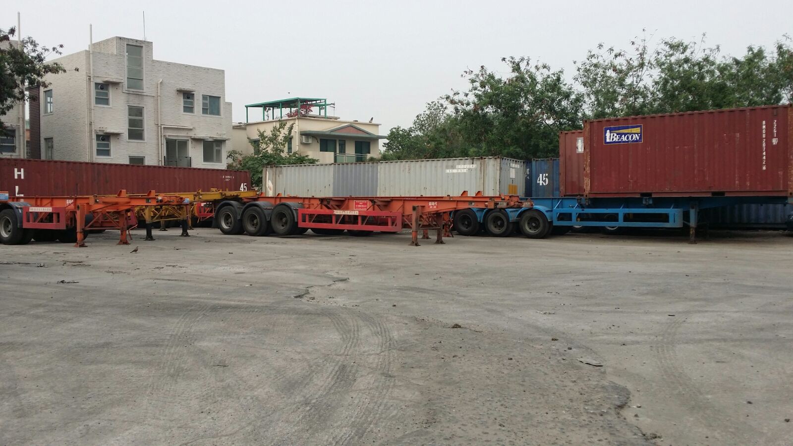 車場內拖頭與拖架配掛，準備出車執行拖運